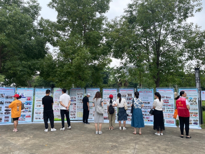 參觀中小學(xué)心理健康教育成果展示展板